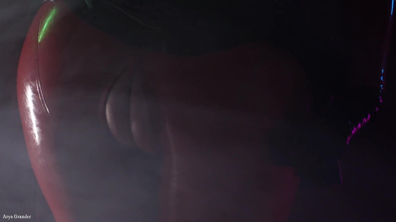 Arya Grander: Sexuální pin up fetiš modelka pomalu škádlí v olejovém lesklém sexuálním...