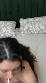Fille Aux Seins Naturels Est Soumise Et Veut L’être