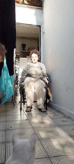 试图拍摄一些性感的照片，最后在阳光下自慰