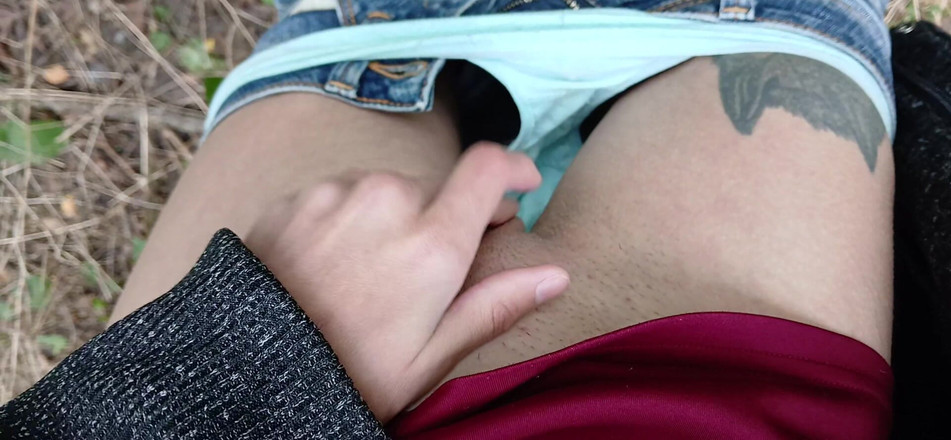 Lesbian-illusion: Nữ thủ dâm mạo hiểm POV ở nơi công cộng