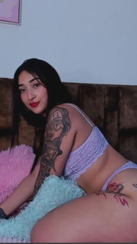 Tetovaná Žena S Lahodným Zadkem