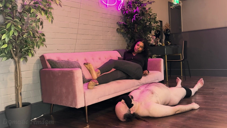 Domestic femdom: 我的脚在努力锻炼后出汗了