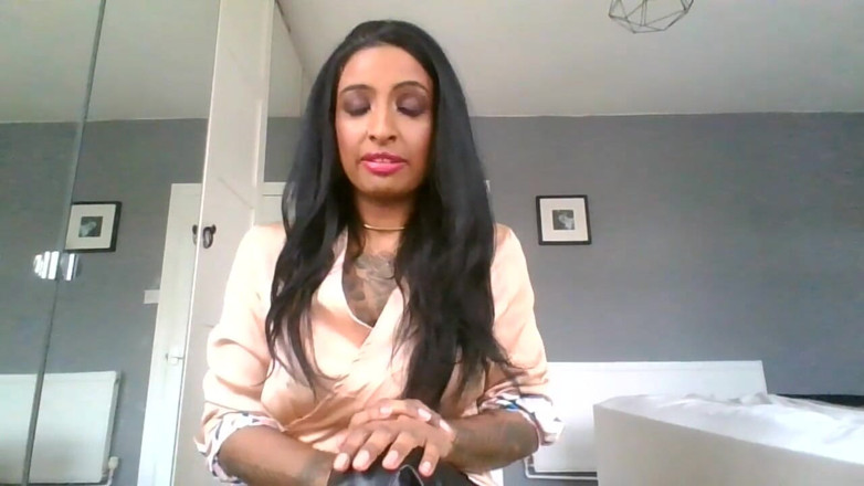 BabeXX69XX Asian MILF: chodne laayak mammi naukri ke lie bhikh mangti hai