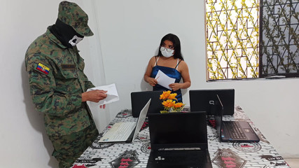 NEGRITA SEXY: Voják navštíví počítačovou prodejnu a šuká zaměstnance