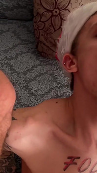 Baise de jumelles pour le Nouvel An, papa baise des culs étroits, partie 1
