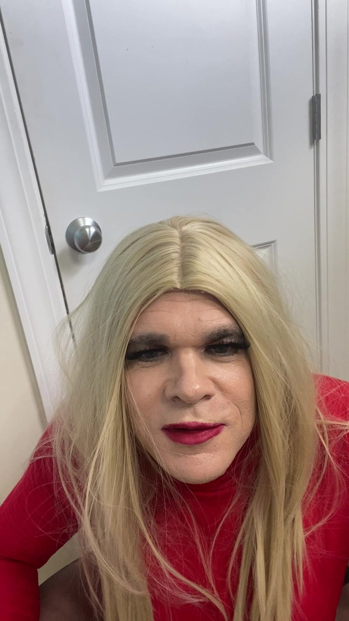 MadisonCD2025: 딜도에 사정하려고 하는 트랜스 여성 크로스드레서