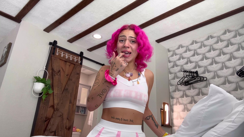 Nali Marie: Una cheerleader ride umiliazione del pene piccolo