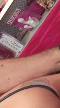 En una tienda de sexo, la zorra roja y cachonda es follada por la polla del vendedor