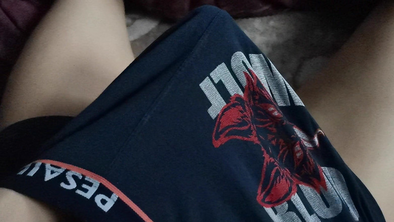 SEXY_GUYBEST: Güzel, elastik bir penis orgazm olmak için özlem çekiyor.