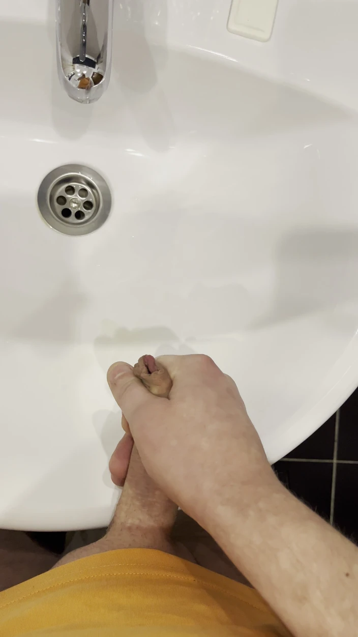 Young cum: El chico se masturba en el baño y, filmando todo...