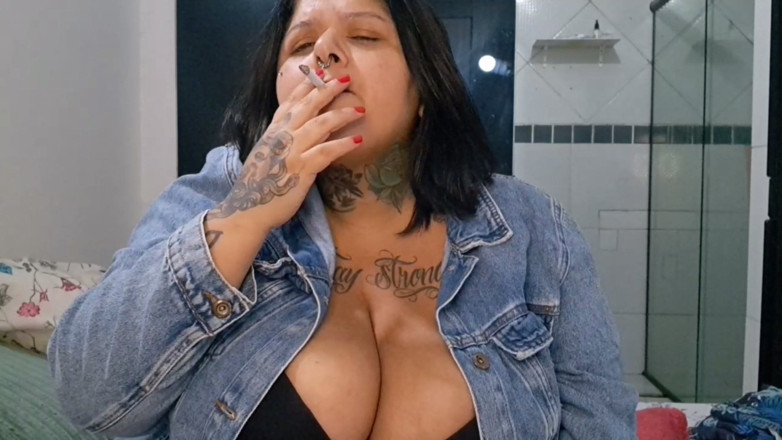Mary Jhuana: BBW i sin jacka, röker en cigarett och är sexig