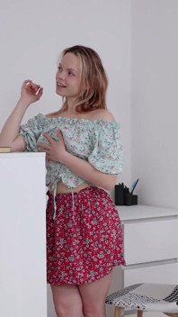 My18teens - la splendida ragazza eva sinn si scopa la figa con le dita