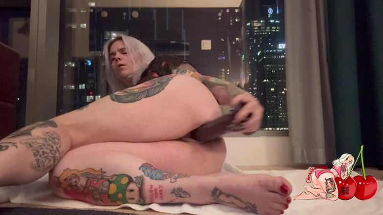 CherryBombBomb: Afroming op mijn grote zwarte lul-speeltje in het raam op...