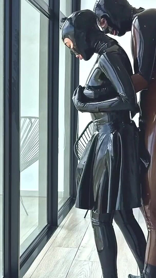 Alex Latex: Tesão em látex curtindo a vista - Alex Látex