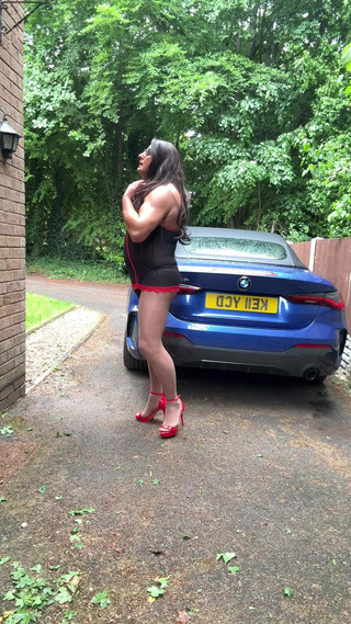 Kellycd2022: Seksi mini elbiseli külotlu çorap ve topuklu ayakkabılarla seksi travesti kellycd2022