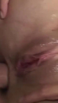 Mora con grandi tette fa un deepthroat ad un cazzo e salta su di esso con stile anale