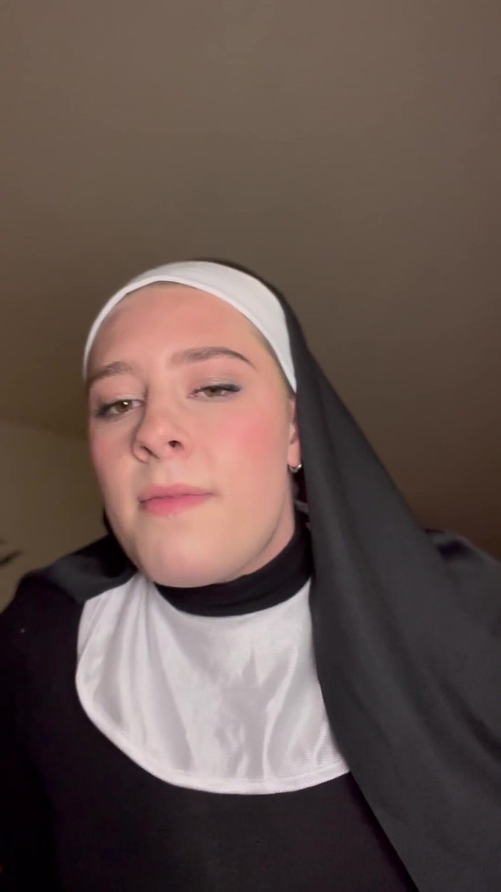 Will__sin: Pov: suster seksi ini lagi asik berlutut sambil berlutut