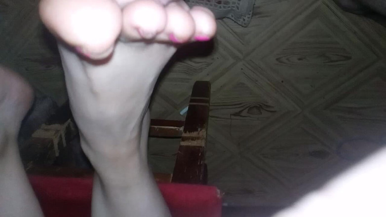 Obsessed_by_Feet: Part_1 sevimli komşu ayak fetişimi biliyor ve video oyunları oynamasına...