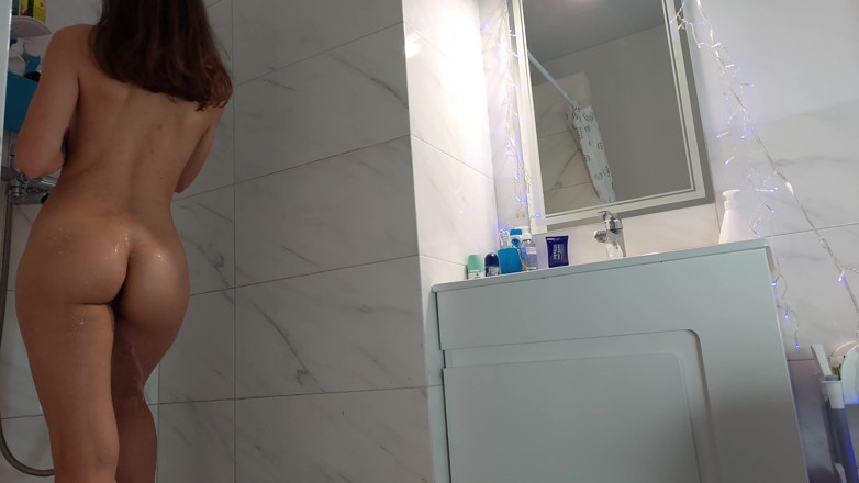Lilys_kiss: Freches mädchen im badezimmer mit einem dildo
