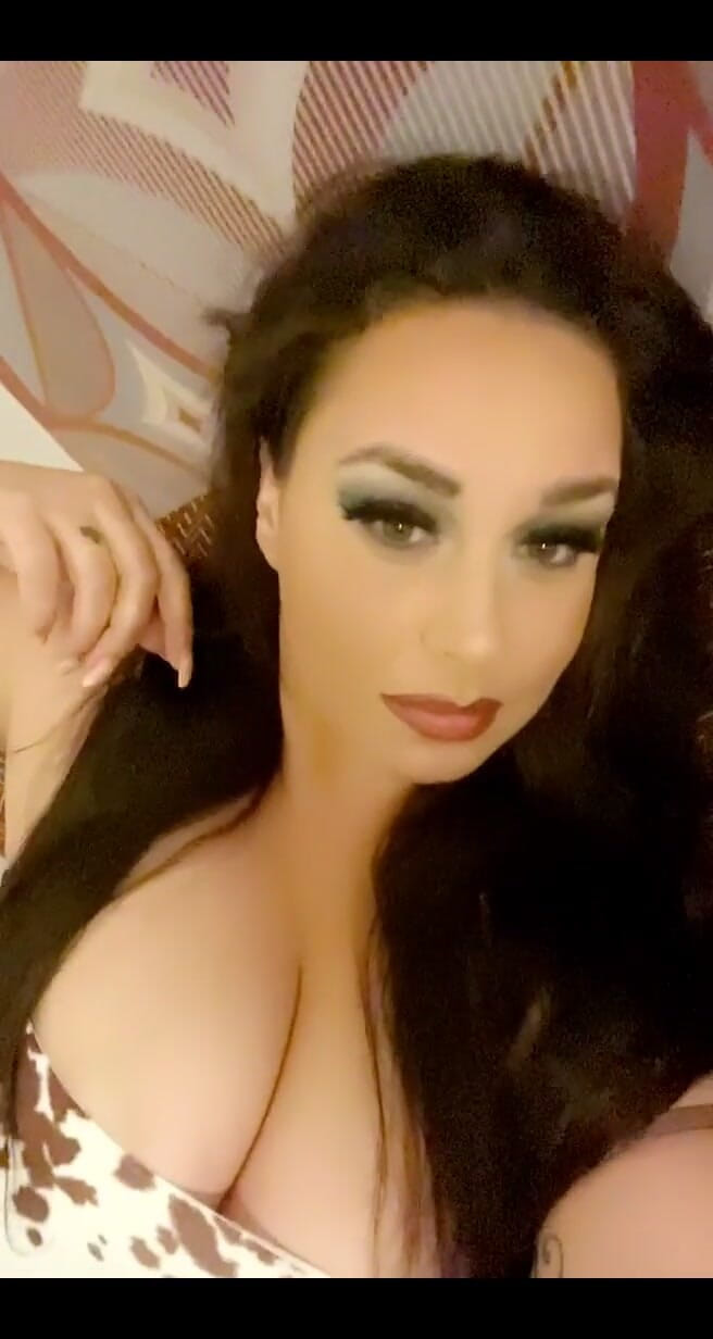 Anastasia Lux: सिर्फ गाने गा रहे हैं