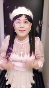 겸둥이 여성 복장을 한 그녀는 일어서서 자위해