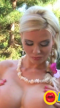 L'attraente bionda con grandi tette si masturba