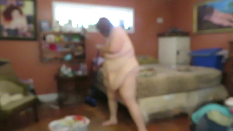 BBW nurse Vicki adventures with friends: Spazzare e raccogliere la spazzatura con il mio culo in...