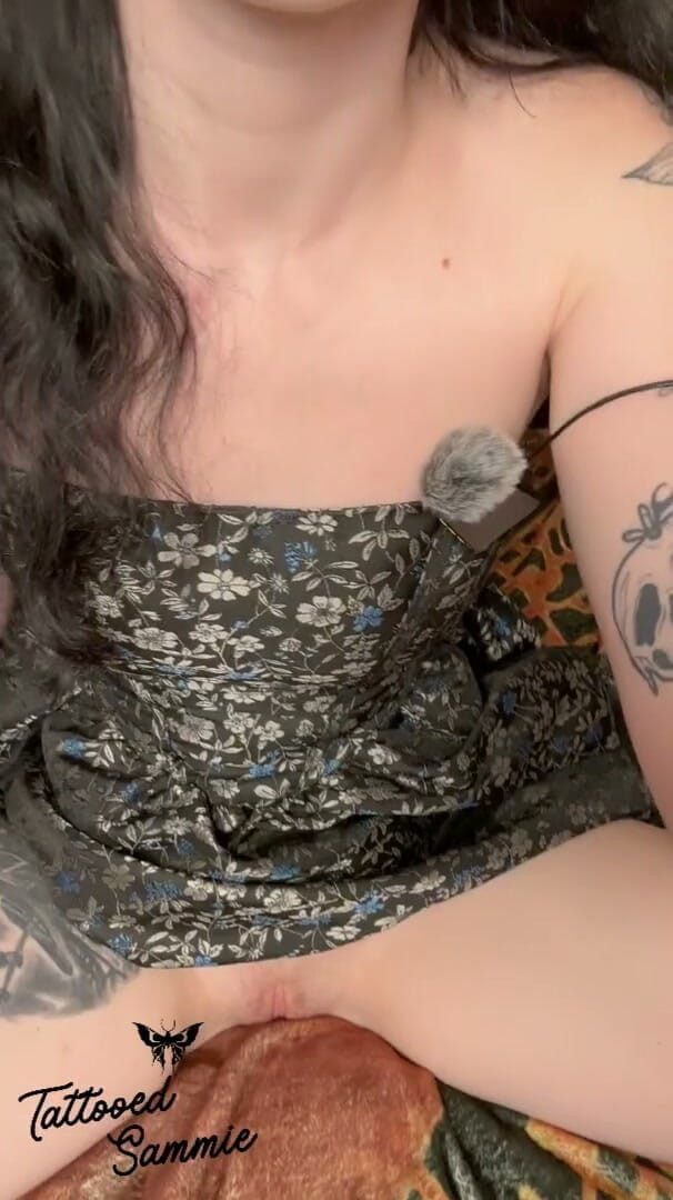 Tattooedsammie: Goth cantik mengongkek dirinya dengan dildo baru
