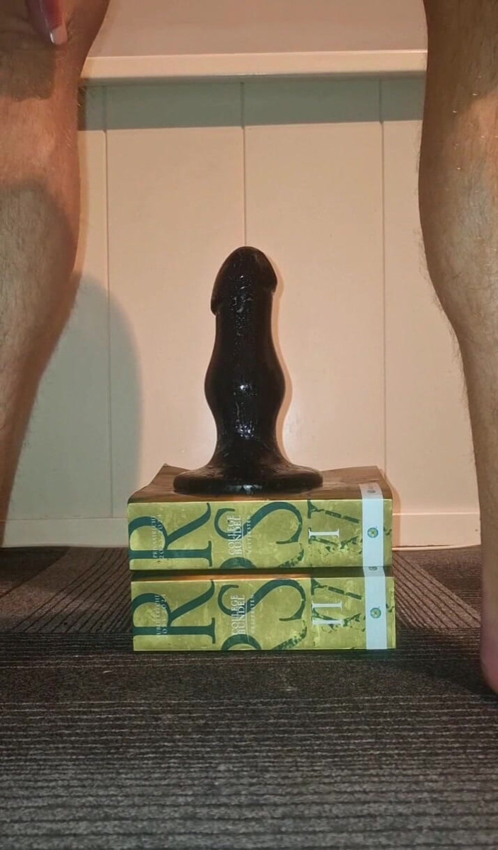 NoFace Twink X: Ce twink gay sexy adore prendre son énorme jouet dard