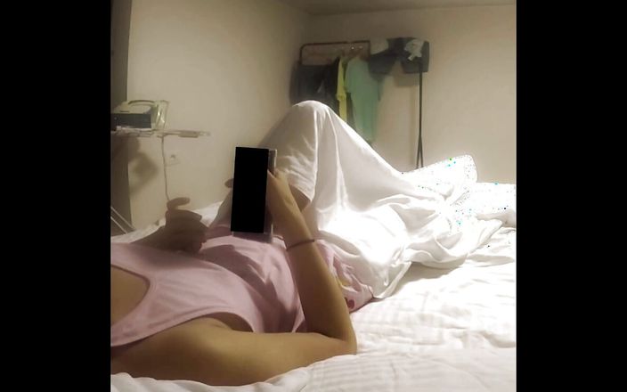 Glenn studios: Beccata a masturbarsi in hotel dal lavoratore