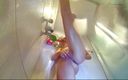 Regina Noir: 淋浴里的摄像头。年轻的裸体女孩用按摩油摩擦她的身体