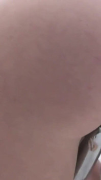 Belleza en casa escena 2 hermosa morena tetona se masturba con un consolador en medio de la nieve