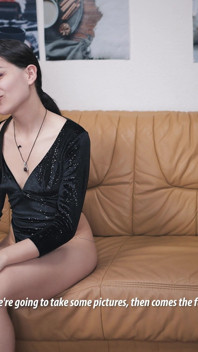 Layla en el sofá de casting