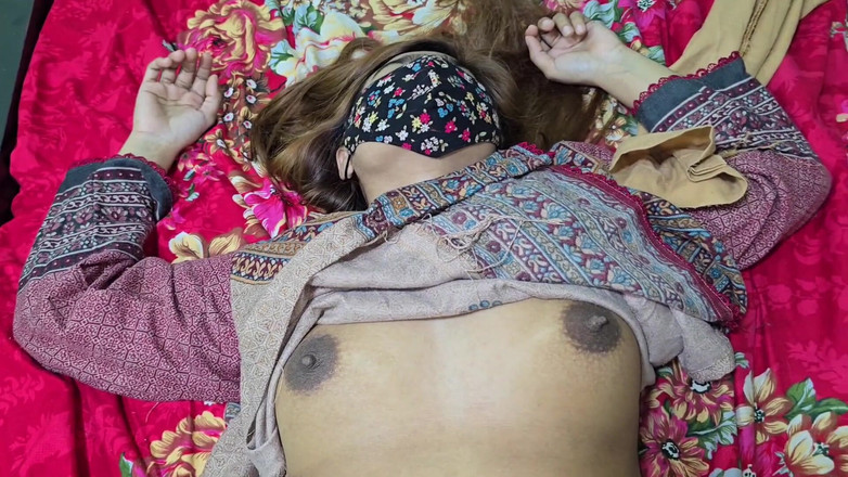 Faryal: Індійська сусідська тітонька ki chut pe pani nikala