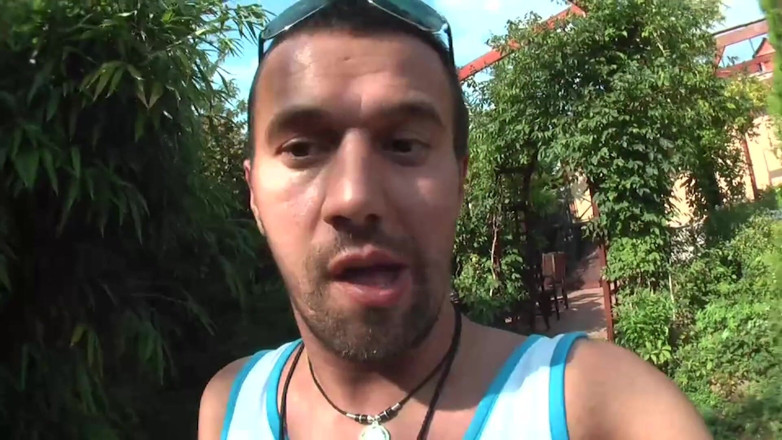 German Porn: Skupina chlapů chodí na párty u bazénu se sexy holkami...