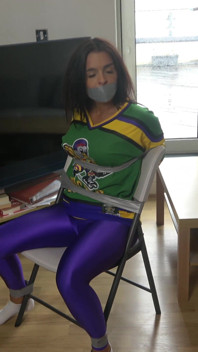 Femeie latino în: Hockey Echipa membru înregistrat până la un scaun și căluș bandă! (4k)