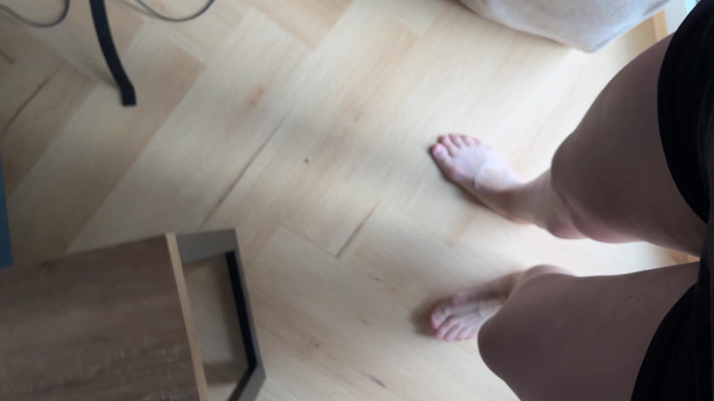 Feet: Laufen in Flip-Flops und barfuß in der Wohnung