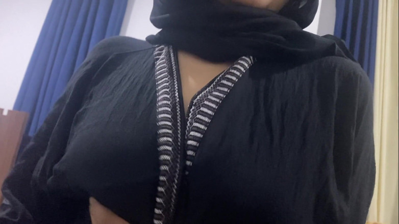 Arabicqueen: Arabska pakistańska bigboobs dziewczyna naciskana przez sam