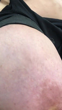 Enorme H-cup tieten gemolken met een geitenmelker
