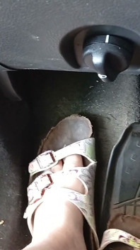 Birkenstock ayakkabılarıyla pedal çevirmek