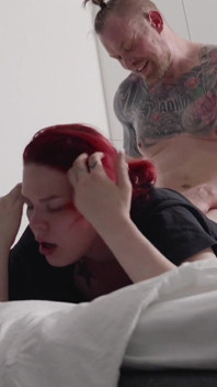 Sodomie avec une rousse finlandaise sexy sur le canapé