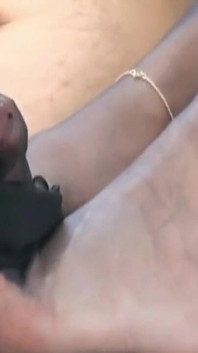 Cachonda Masturbándose En Las Medias