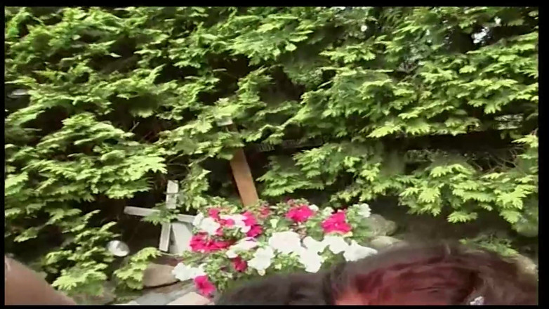 Muschi movie official: Một con chó cái trước nhà tôi