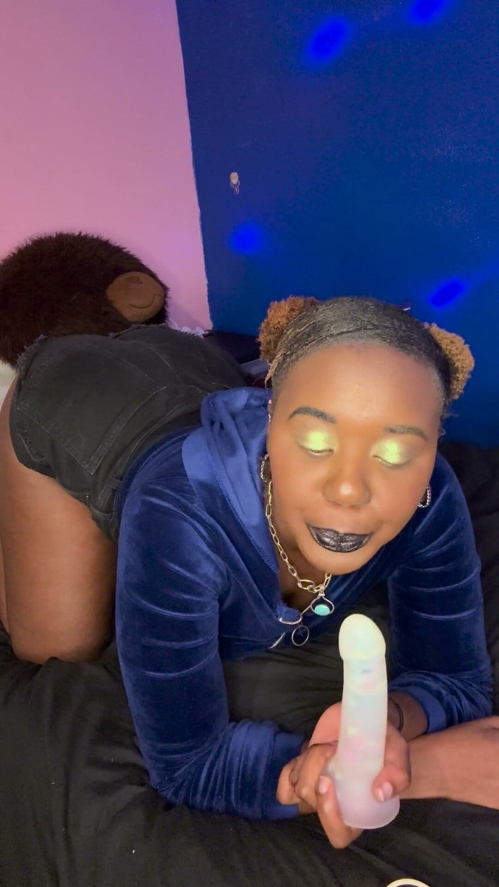 ALLIYAH ALECIA: Alliyah Alecia Sucking Dildo Dick