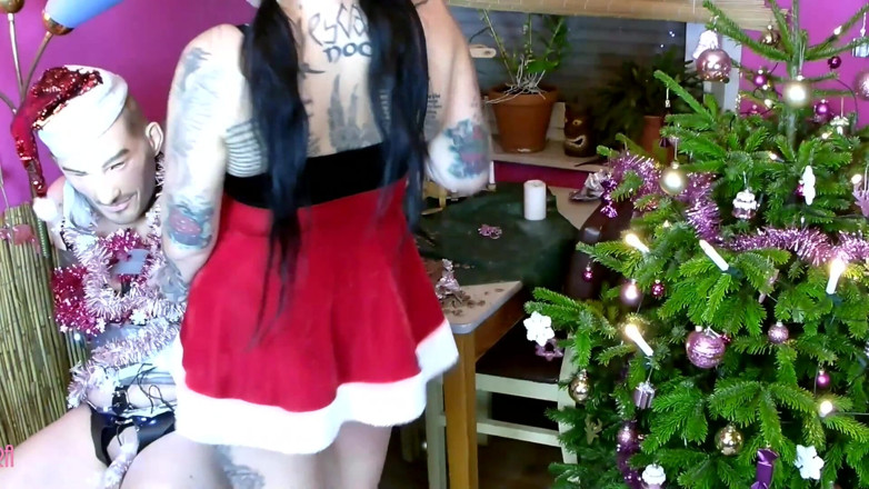 Domina Lady Vampira - SM Studio Femdom Empire: Jinlge Balls - Le père Noël enfermé, partie 3