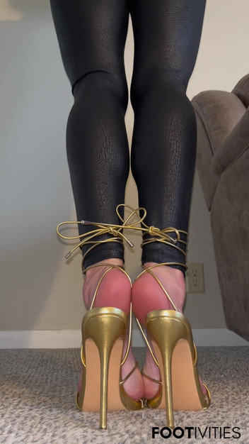 footivities: सोने की ऊँची एड़ी के जूते और लेटेक्स लेगिंग में आइवी के पैर