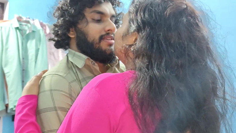 Vaigavarun45: 女老板和男性员工在办公室里激情做爱以说服老板