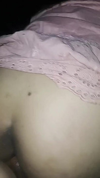 Genç kız karanlık yolda herhangi biri tarafından sikiliyor! Kız karanlık yolda sikiliyor
