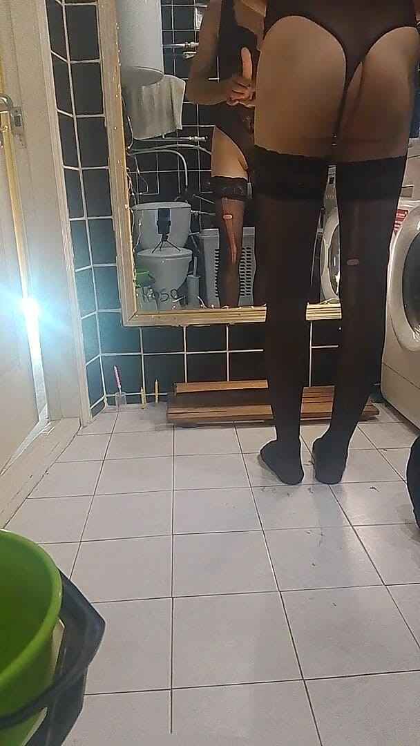 MilaFemboyUA: Bermain di toilet
