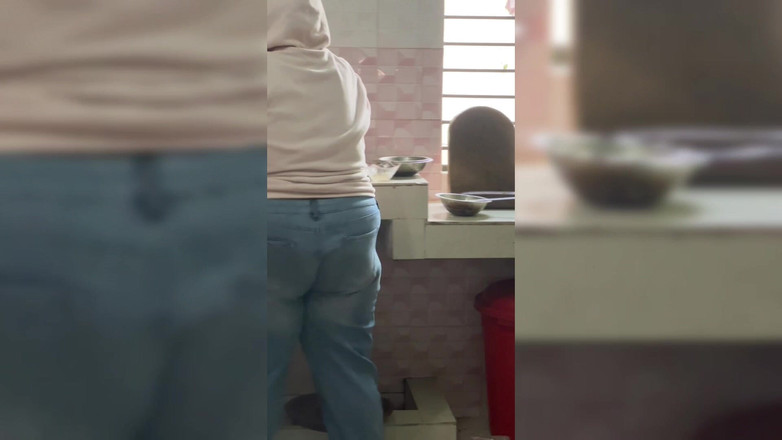 Your Boy's Cum: Büyük götlü ve büyük memeli sıkı amcıklı kız mutfakta yemek...